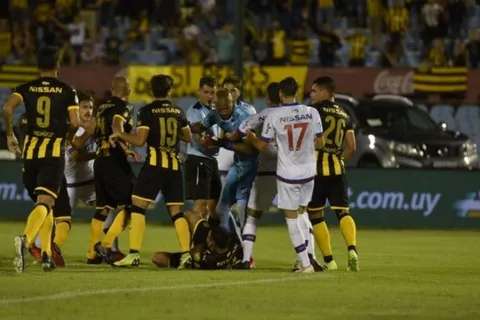 Luis Mejía, a las trompadas en el clásico de Uruguay