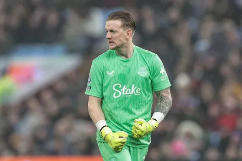 Bayern Múnich identifica a Jordan Pickford como posible relevo de Neuer para 2027, pero Everton frena su salida