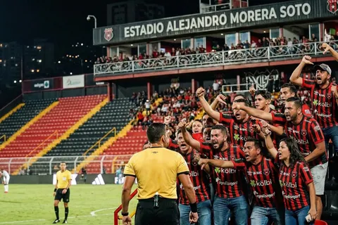 Alajuelense recibe la sentencia definitiva que hace estallar a la afición contra el arbitraje: "Es ridículo"