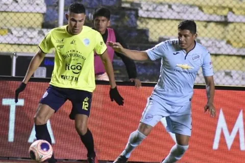 Roberto Domínguez le ganó el duelo a Erick Rivera en el fútbol de Bolivia