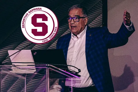 A Roberto Artavia le preguntaron si Saprissa va por un último fichaje y lo dijo sin vueltas: "De aquí a mañana..."