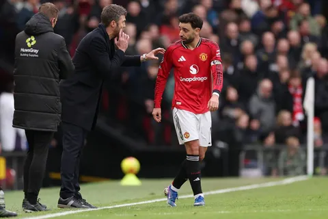 Bruno Fernandes pidió presionar más arriba y Carrick respondió que sin correr no se gana