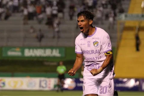 Chucho López juega a dos puntas: el contundente mensaje que no sólo Comunicaciones debe escuchar.