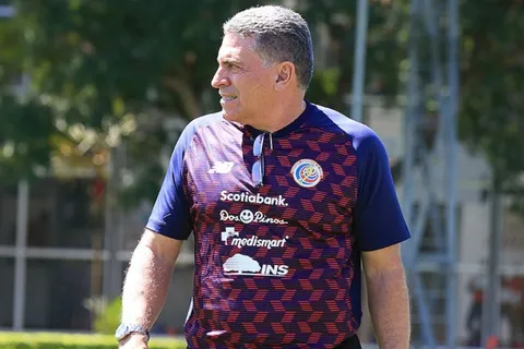 Luis Fernando Suárez llena de elogios a El Salvador