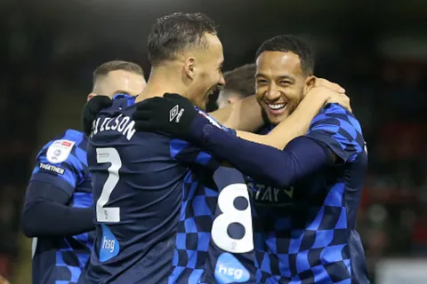 Nathaniel Méndez-Laing dio asistencia y anotó en la goleada de Derby County (VIDEO)