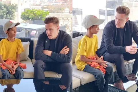 Marc André Ter Stegen tuvo un emotivo encuentro con el niño salvadoreño Levi Sandoval