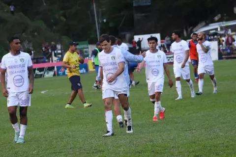 Se agudiza la crisis en Comunicaciones: una noticia golpea al plantel de Ronald González donde más le duele