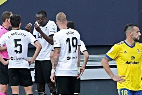 Cádiz vs Valencia | Detuvieron el partido debido a un presunto acto de racismo contra Mouctar Diakhaby