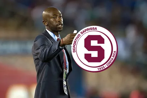 Paulo Wanchope y el escudo de Saprissa.