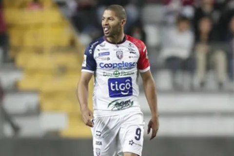 ¡Álvaro Saborío seguirá jugando al fútbol!