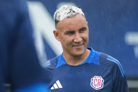 “Estoy en contra”: figura de La Sele se opone a Keylor Navas y cuestiona la decisión del Piojo Herrera