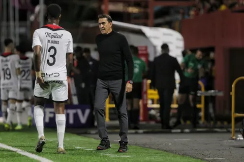 Guimaraes no le dio minutos y ahora fichó en Europa.