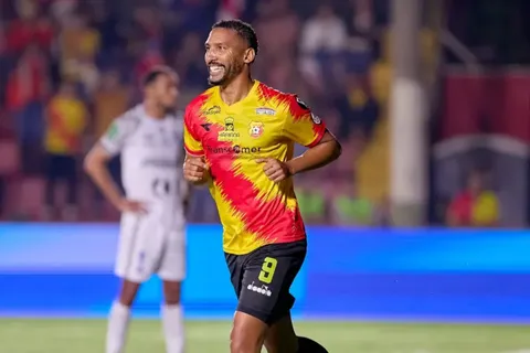 Marcel Hernández alerta a todos en Herediano.