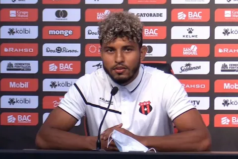 Johan Venegas jugará el Clásico a pesar del fallecimiento de su padre