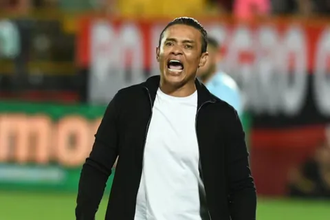 Paté Centeno en el partido de Santos vs. Alajuelense.