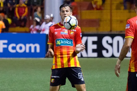Herediano podría recibir millonaria suma por traspaso de Juan Pablo Vargas a Santos