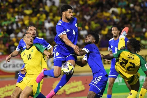 Honduras venció 1-0 a Jamaica: gol de Figueroa y resistencia con diez tras expulsión de Moncada