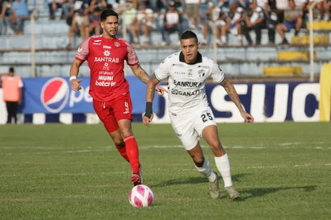 Comunicaciones sufrió, pero terminó goleando a Malacateco (VIDEO)