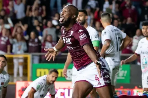 Presi morado sale al paso de los rumores y aclara la supuesta salida de Kendall Waston