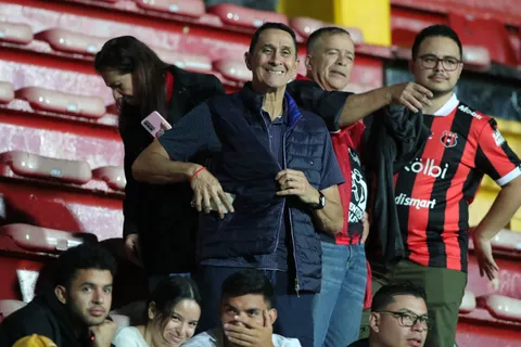 Guimaraes sonríe por la gran noticia que le dieron en Alajuelense.