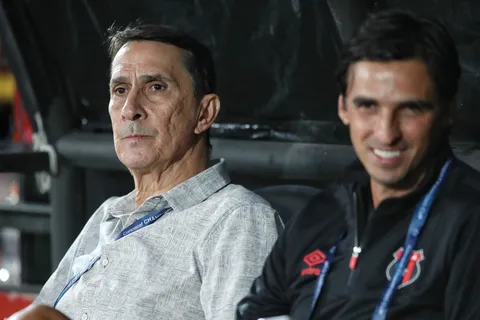 Alexandre Guimaraes sigue pasando la escoba en Alajuelense. (Foto: La Nación)