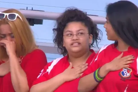 Cuando estás lejos de tu tierra: hincha rompe en llanto al escuchar himno de Panamá