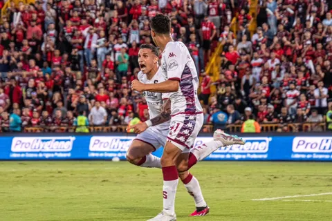 Así salieron los jugadores morados que estaban en las gradas del estadio Alajuelense (VIDEO)