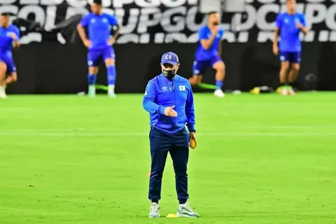 Hugo Pérez no descarta cambios en el once inicial de El Salvador ante Canadá