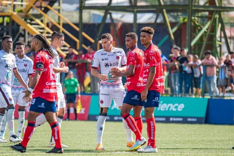 Alajuelense dejó escapar triunfo al último minuto y ve alejarse al Saprissa en la cima