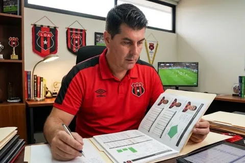 Rescalvo analiza fichajes para Alajuelense.