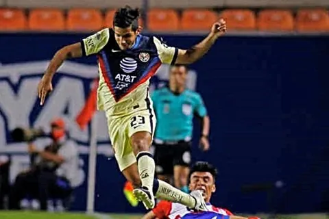 Chucho López vio acción con el América en el Clásico de México ante Chivas