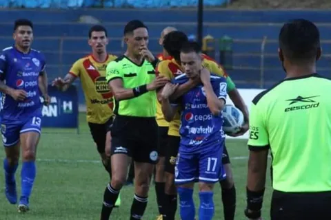 Partido de Cobán y Herediano termina en una pelea