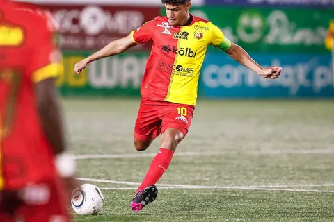 ¿Se va de Herediano? El panorama con el futuro de Yeltsin Tejeda
