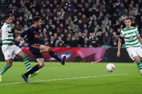 Pobre actuación de Emilio Izaguirre y Celtic ante Valencia