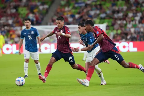 Orlando Sinclair pone el 1-0 parcial de Costa Rica ante Curazao en la Nations League