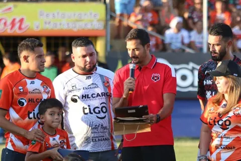 El emotivo homenaje de Puntarenas y Alajuelense a Roger Rojas