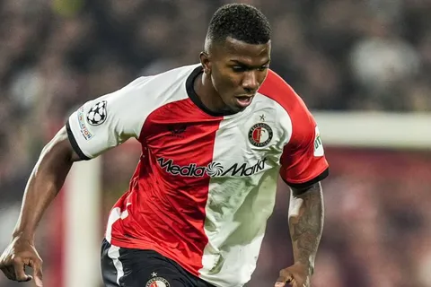Lejos de Feyenoord: Jeyland Mitchell toma una decisión para cambiar su carrera