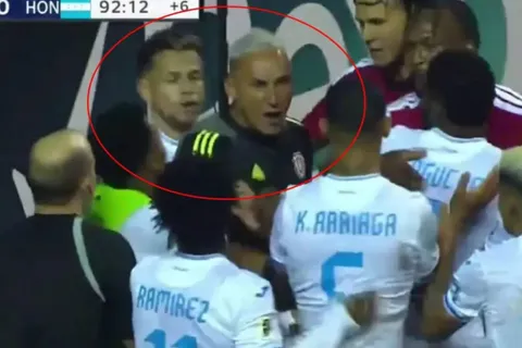 El encontronazo de Keylor Navas con jugador de Honduras que casi termina a los golpes en la eliminación de Costa Rica