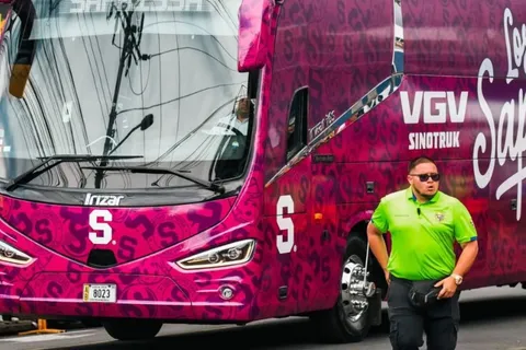 Chocó el bus de Saprissa: las imágenes del accidente que nadie imaginaba antes del debut contra Pérez Zeledón