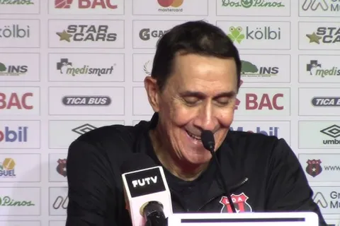 Guimaraes no tiene problema en decir cómo los árbitros benefician a Alajuelense