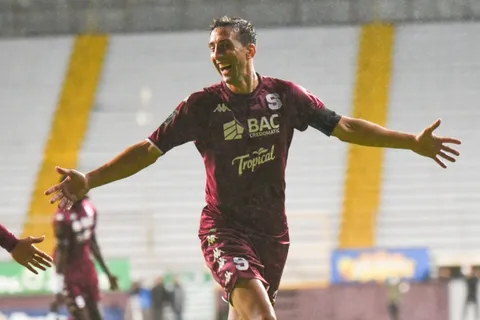 Saprissa le remonta a Alajuelense para llevarse el Clásico