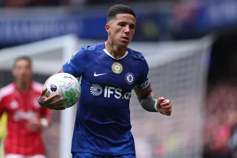 Manchester City acelera por Enzo Fernández: abrió negociaciones con Chelsea a horas del cierre de mercado