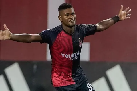 Jorlian Sánchez amenaza con superar a Cox en la tabla de goleadores de la LPF