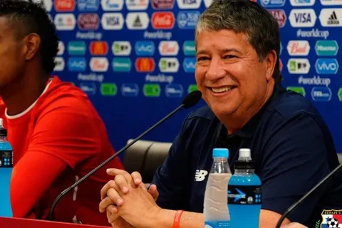 Bolillo homenajeó a Jorge y Julio César Dely Valdés