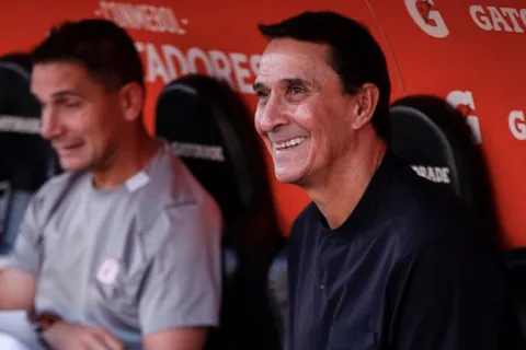 Alexandre Guimaraes piensa algunas variantes en el 11. (Foto: Zona Libre)