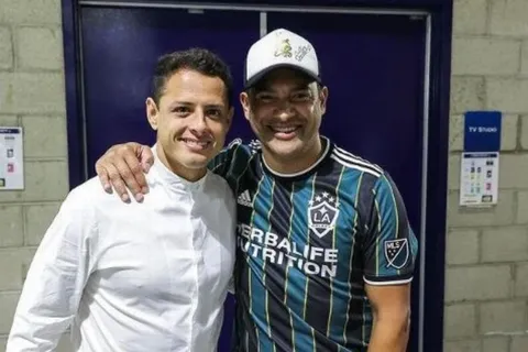 Carlos Ruiz y Javier Hernández compartieron emotivo encuentro
