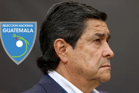 Luis Fernando Tena y el escudo de la Selección de Guatemala.