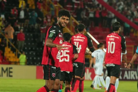 Alajuelense gana sin despeinarse y se asegura un campo en Concachampions