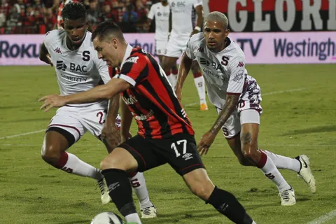 Alajuelense y Saprissa se enfrentaron en la ida de la final. (Foto: LDACr)