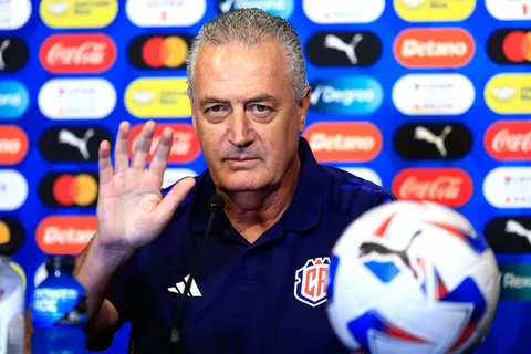 Se complica de nuevo el futuro de Gustavo Alfaro en Costa Rica. (Getty Images)